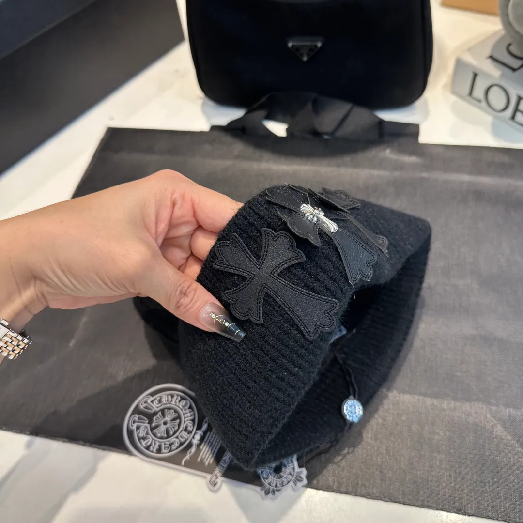 P56 Crow Heart Autumn and Winter Wool Knitted Beanie This must be a favorite of minimalism. It is clean, neat, fashionable and versatile, and will definitely not be picky about your face shape! A fashionable classic that lasts forever! Fashionable black and white can be purchased together